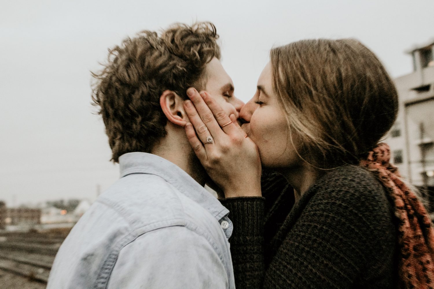 how the zodiac signs kiss and what it means