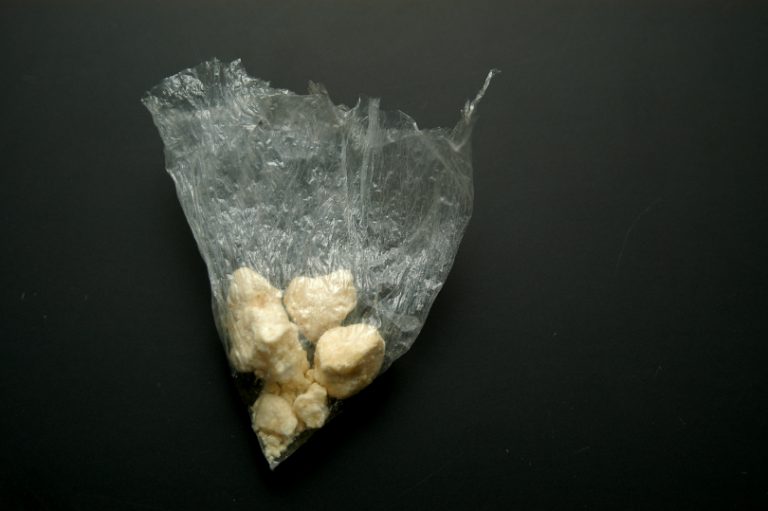 florida man arrested, claim wind blew bag of crack cocaine into his car