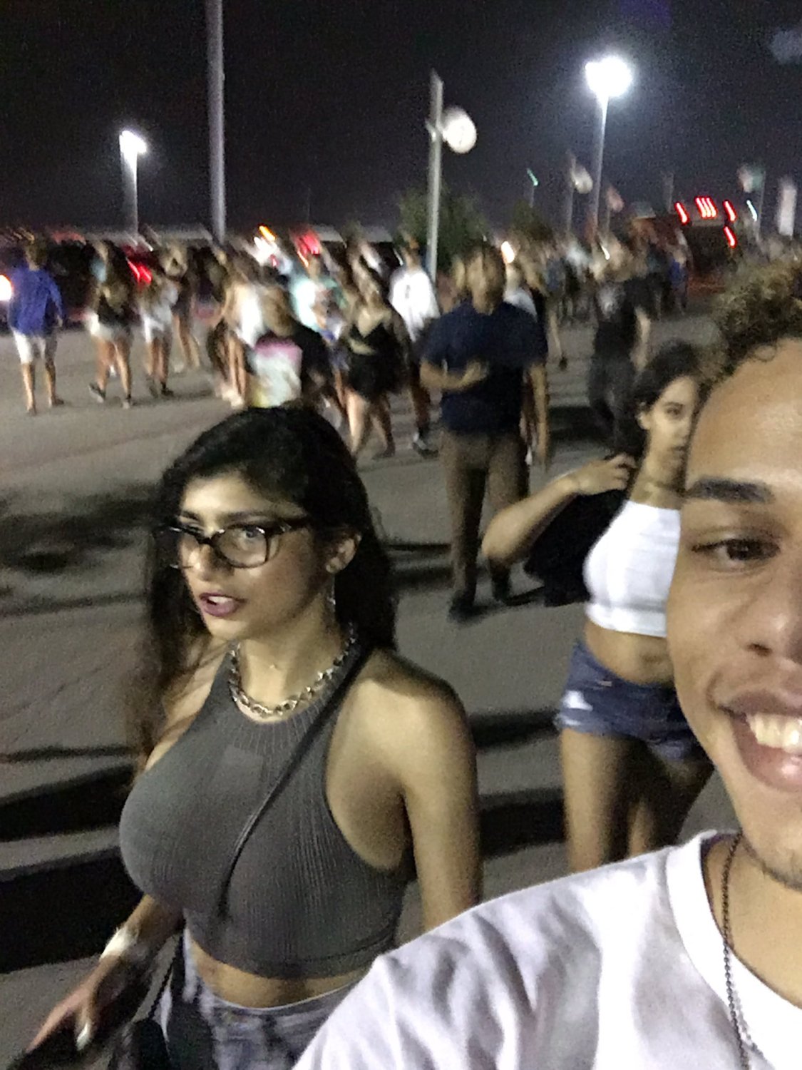 mia khalifa trolled for punching a fan who took selfie, mia responded to trolls