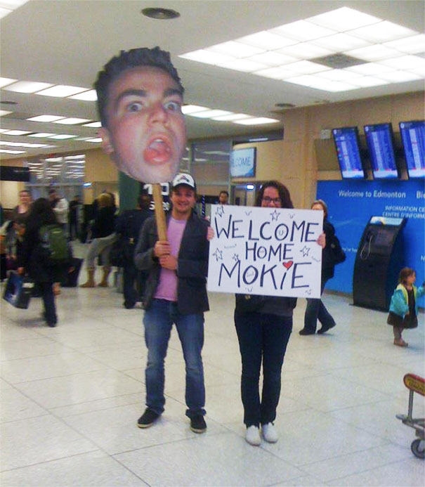 40 hilarious airport greeting signs that are both funny and embarrassing