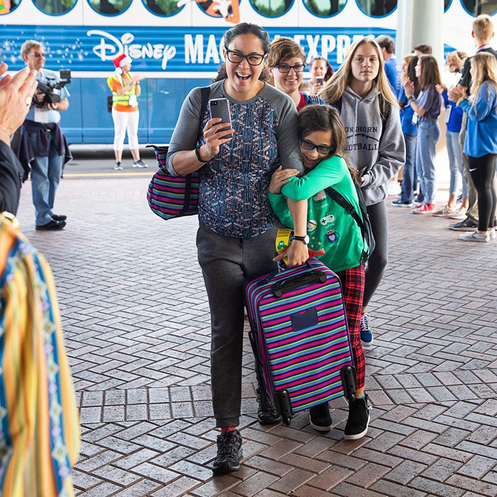 this man partners with american airlines, flies 1,000 children of fallen soldiers to disney world for free