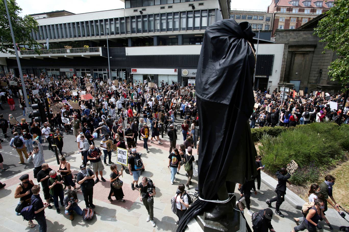 bristol black lives matter protesters throw slave trader statue into harbor after pulling it down