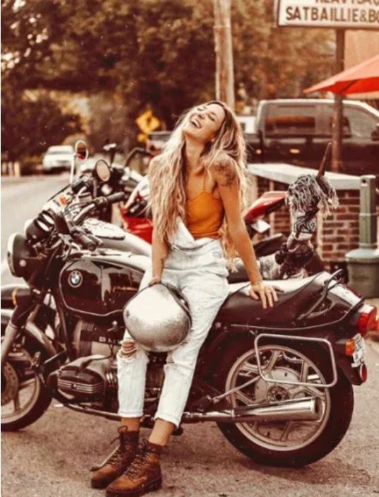instagram influencer defends herself after ridiculous photoshoot after motorcycle crash