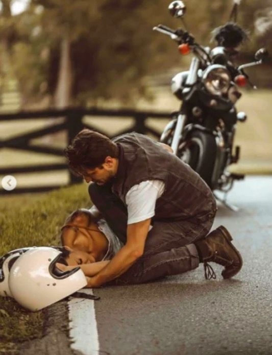 instagram influencer defends herself after ridiculous photoshoot after motorcycle crash
