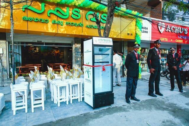 indian restaurant installs sidewalk fridge to store free food for the poor