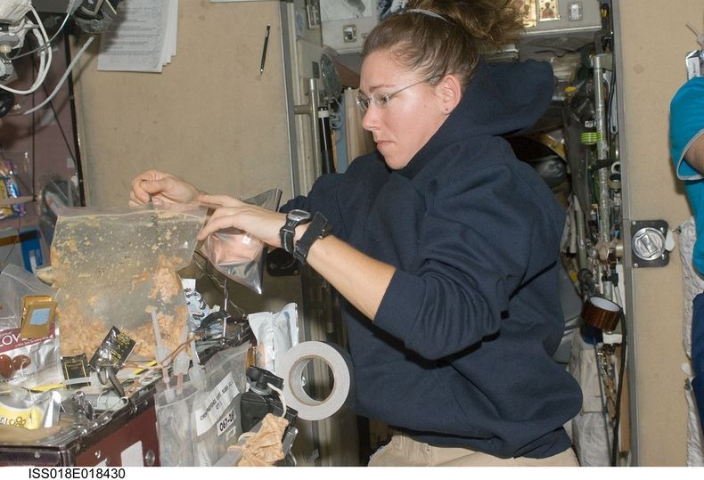 astronaut sandra magnus cooks in zero gravity