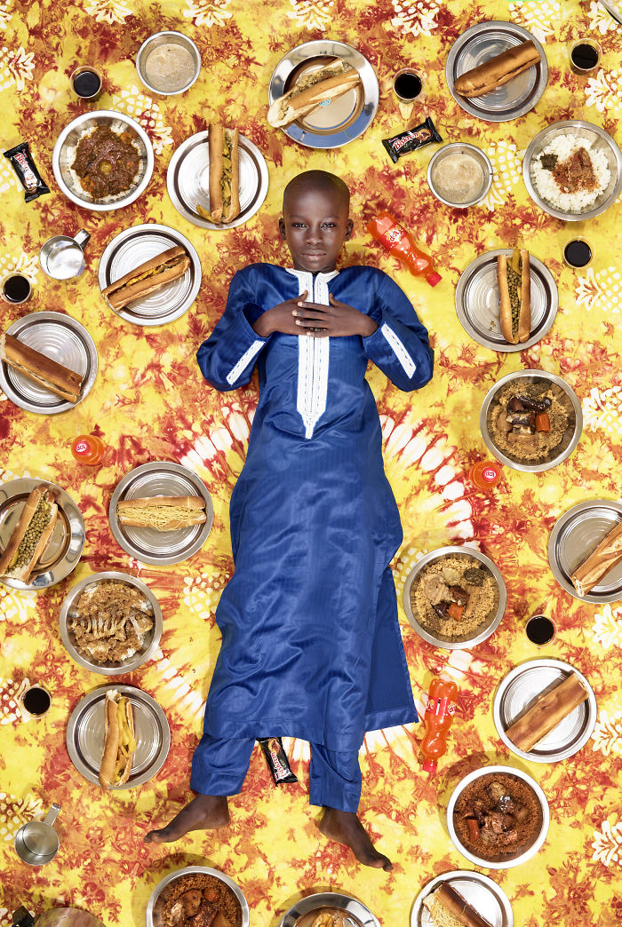 this photographer takes pictures of kids from around the world with what they eat in one week (25 pics)