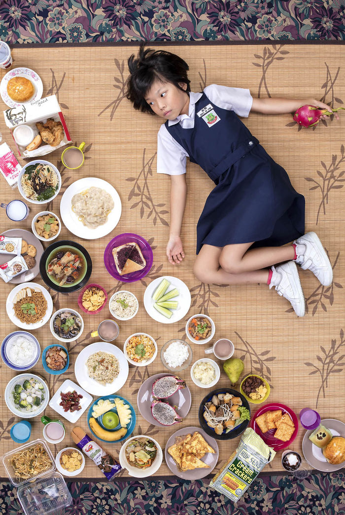 this photographer takes pictures of kids from around the world with what they eat in one week (25 pics)