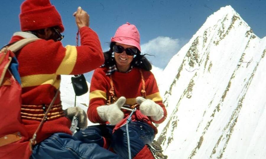 the stories behind history's most haunting mount everest deaths and the bodies left behind