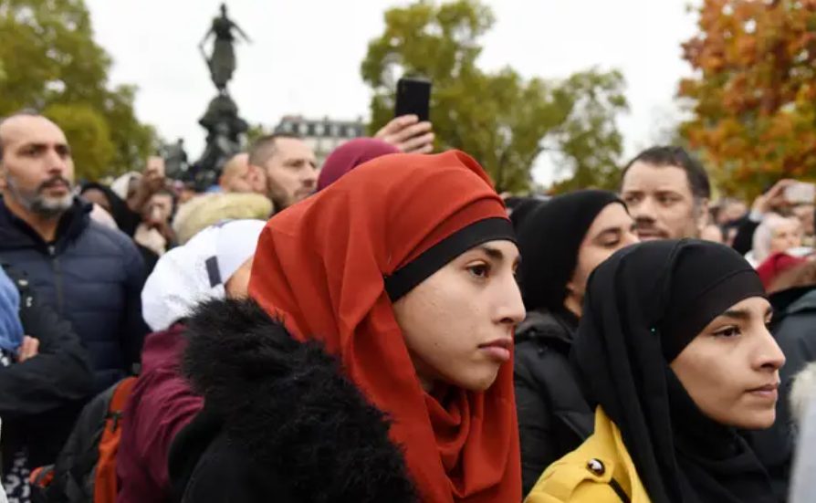 french senate votes to ban hijab for muslims under 18