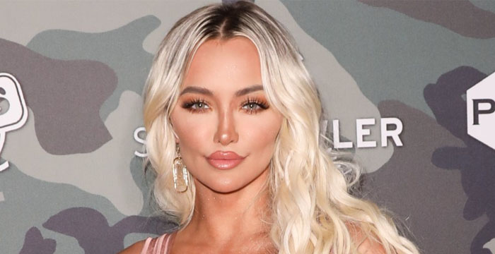 beauty lindsey pelas boasts her natural body