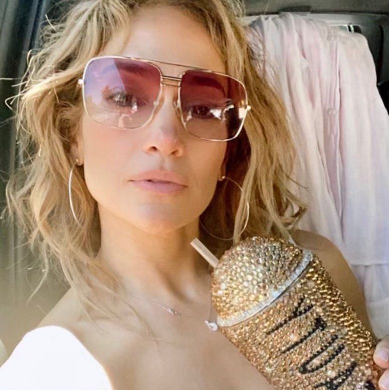 Jennifer Lopez Shows Off Her Natural Hair In New Selfie