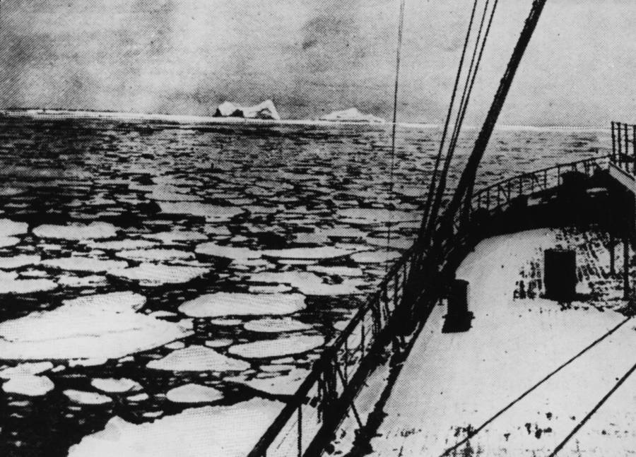 33 Rare Titanic Sinking Photos Taken Just Before And After It Happened