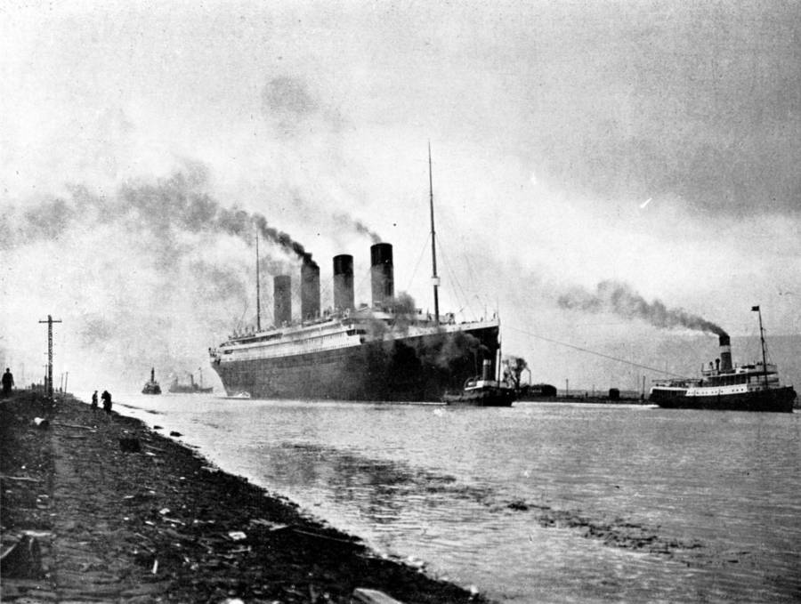 33 Rare Titanic Sinking Photos Taken Just Before And After It Happened