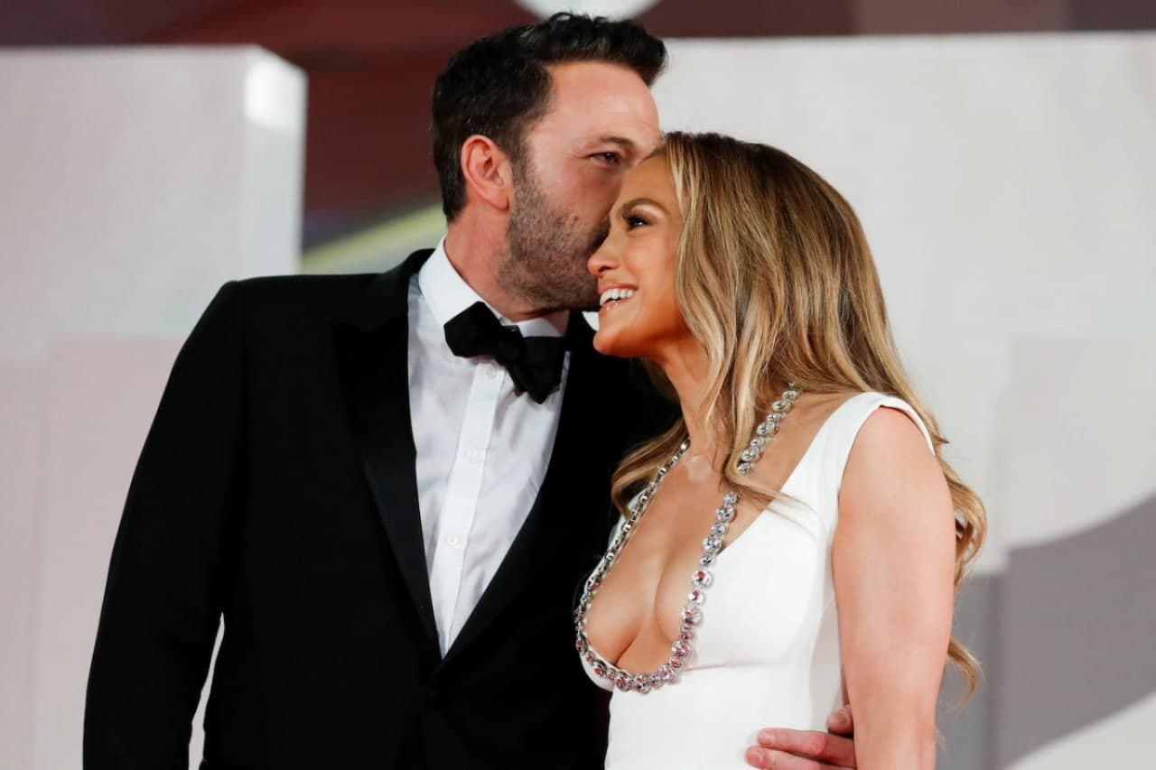 Bennifer Is Stunning On The Red Carpet, And Britney Is Engaged — It's 2004 All Over Again