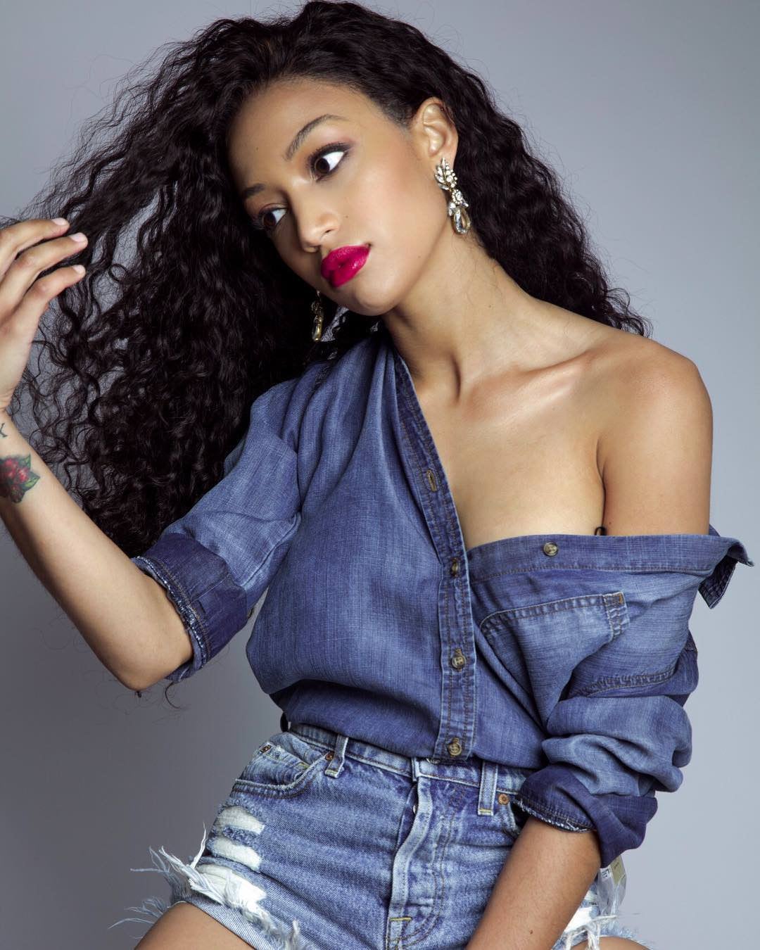 61 Sexiest Samantha Logan Pictures You Just Can't Lay Your Eyes Off