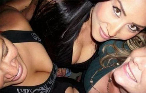 73 Of The Worst Selfie Fails By People Who Forgot To Check The Background