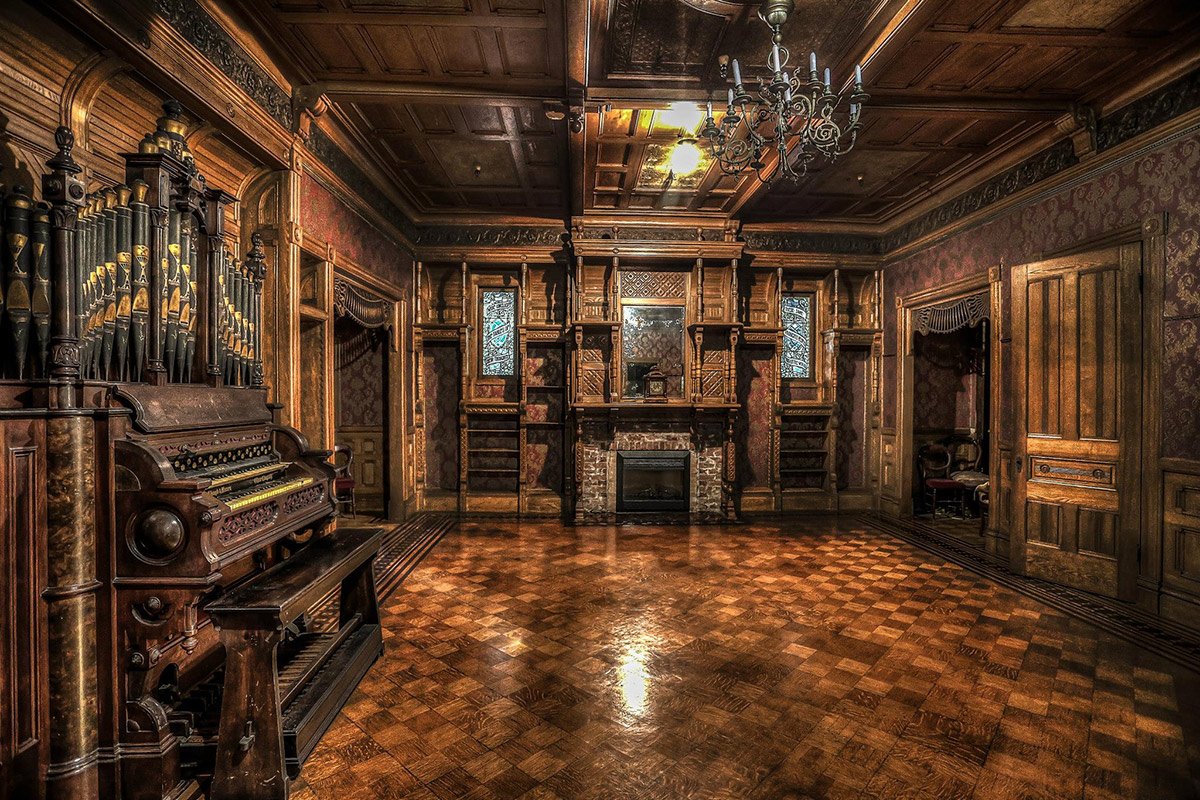 The Spooky History Of The Winchester Mystery House With Over 2000 Doors