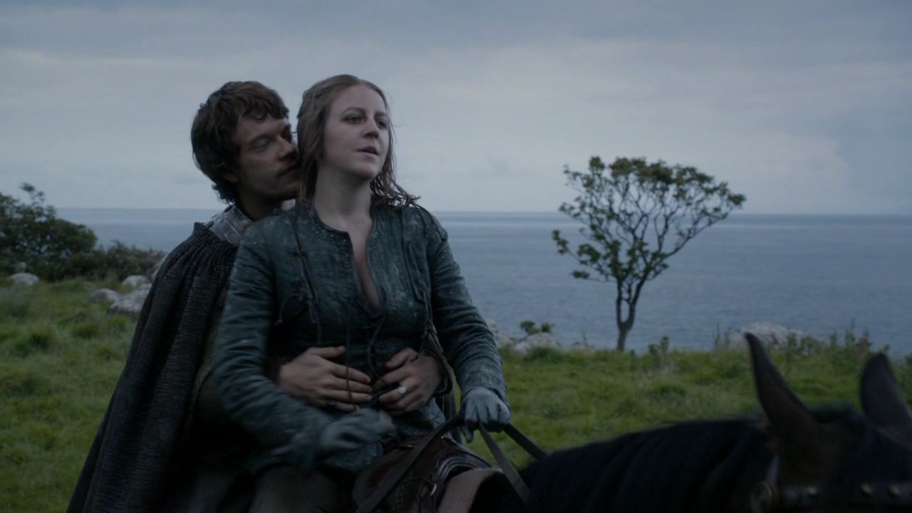 Game Of Thrones Star Reveals Filming Sex Scenes Was A "frenzied Mess"