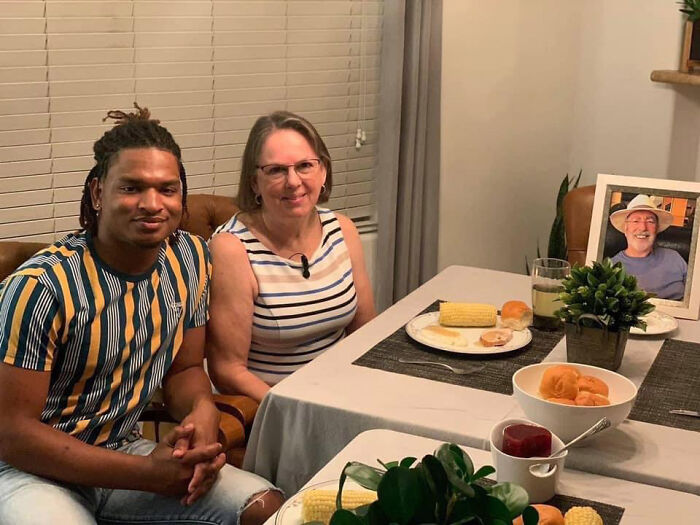 Grandma And A Stranger Who She Accidentally Invited To Thanksgiving Share Their 6th Celebration Together