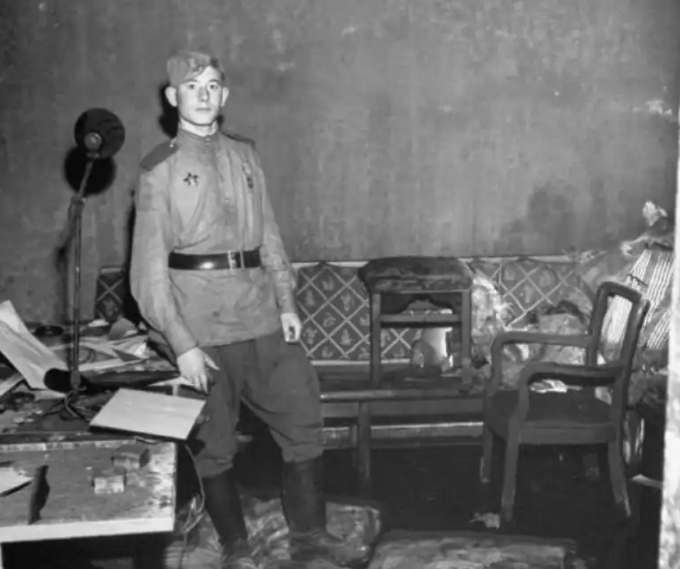 14 Photos Of The Führerbunker Where Hitler Spent His Desperate Final Days