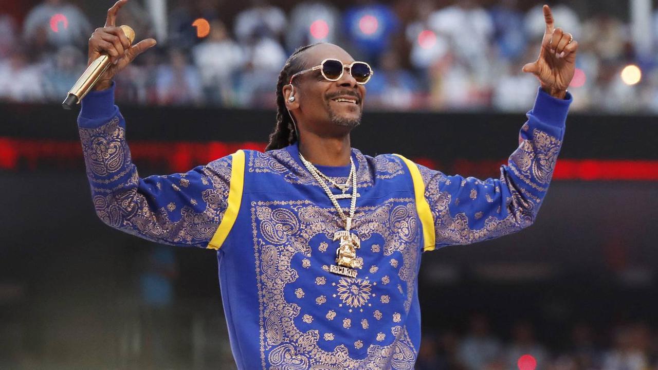 Footage Emerges Of Snoop Dogg Smoking A Joint Before Going On Stage At Super Bowl￼