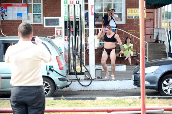Gas Station Offers Free Fuel For Anyone In Bikini, Doesn't Expect Men To Take The Challenge