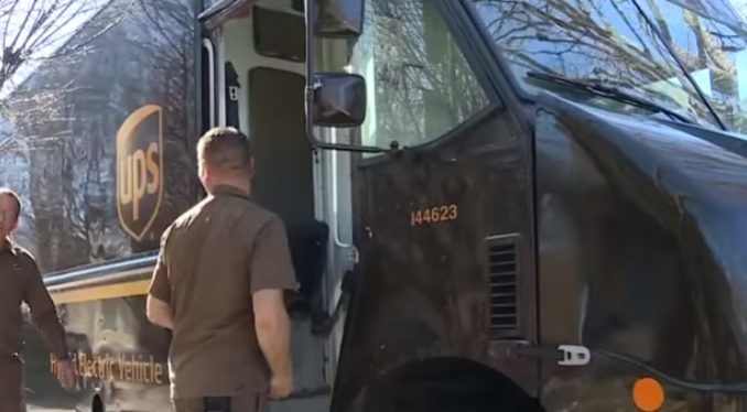 Ups Man Sees Note On Package, Helps Mom And Kid Escape Nightmare