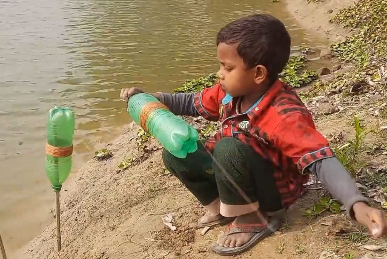 Little Boy Shows How He Uses Plastic Bottles To Catch Fish And Gets 17 Million Views