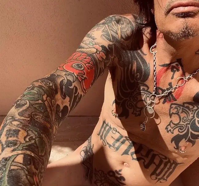Tommy Lee Posts Yet Another Nude Photo To Poke Fun At Penis Selfie