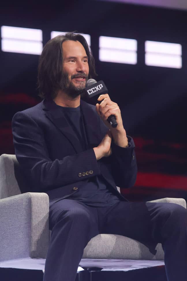 Keanu Reeves Kneels On Stage To Fans As They Give Him Standing Ovation