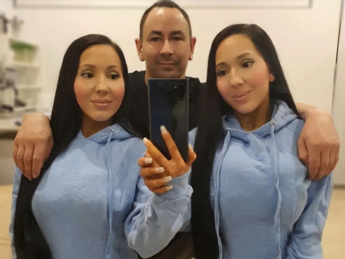 World S Most Identical Twins Are Trying To Get Pregnant At The Same Time With Their Shared Fiancé