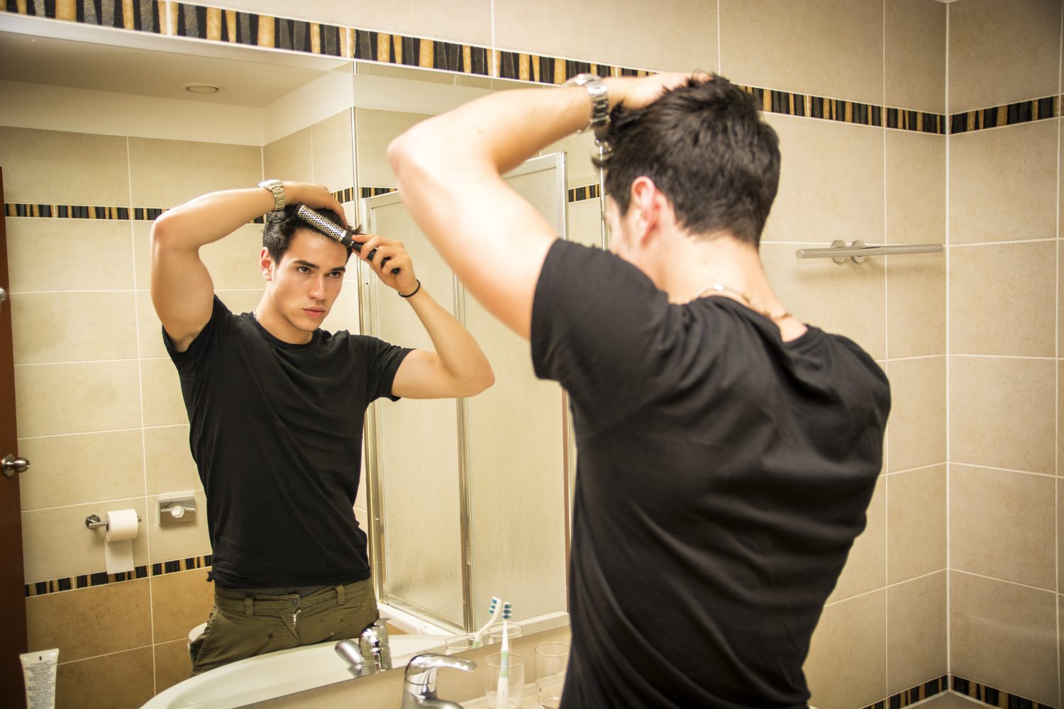 Муж смотрит в туалете. Мужчина в зеркале. Мужчина у зеркала в ванной. Человек пкредзеркало. Отражение мужчины в зеркале.