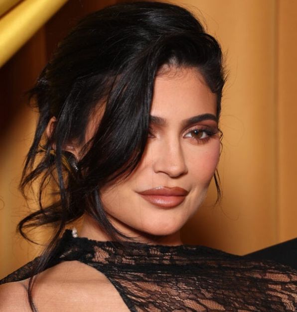 Kylie Jenner Removes Post Due To Hilarious 'Photoshop Fail'