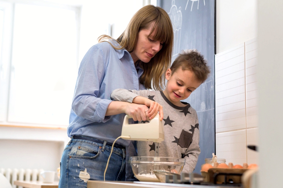 "Boy Moms" Face Criticism For The Flawed Logic Behind Teaching Their Sons To Cook