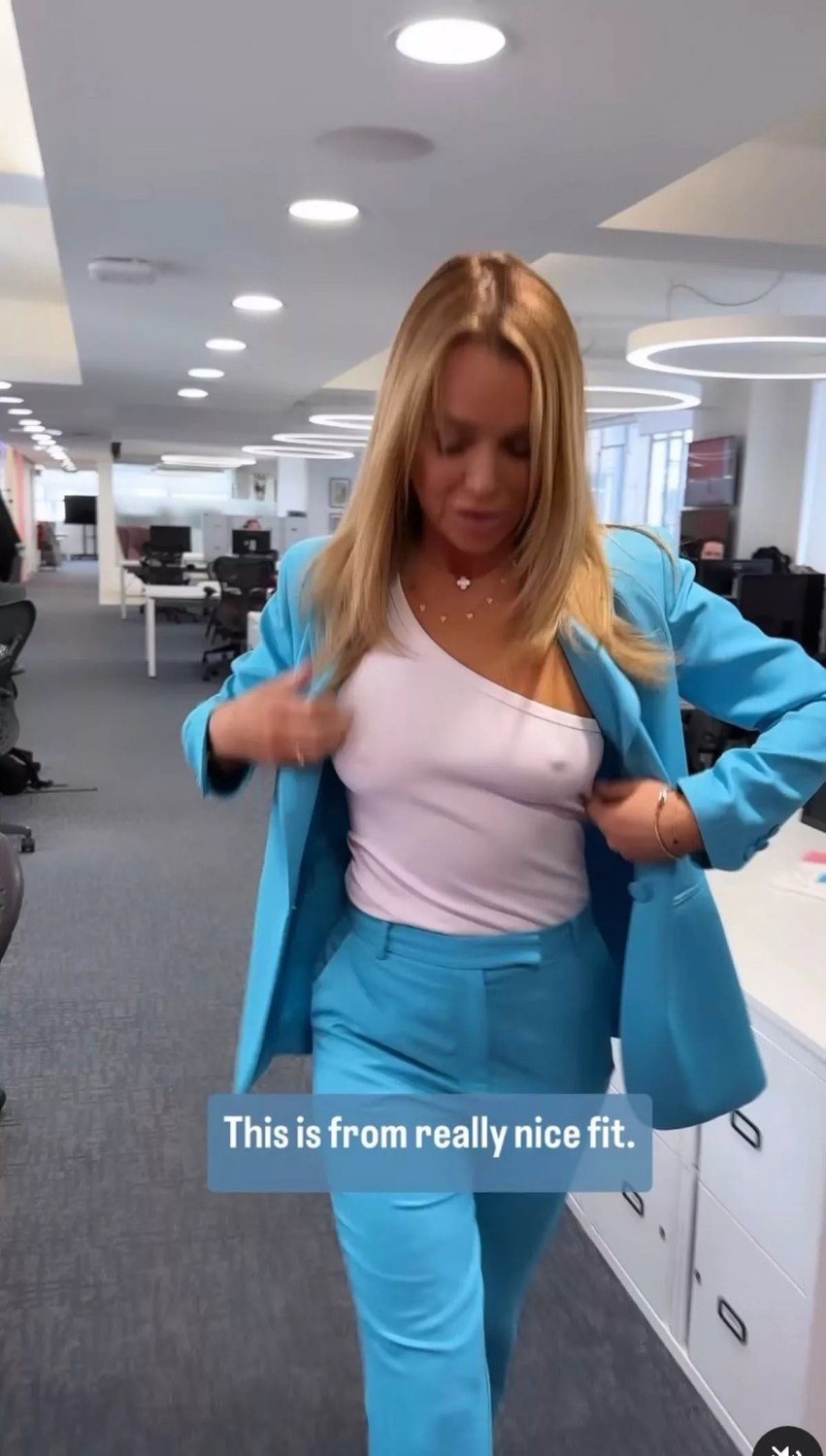 Amanda Holden Opens Her Jacket Wide Without Bra While Fans Call Her 'Breathtaking'